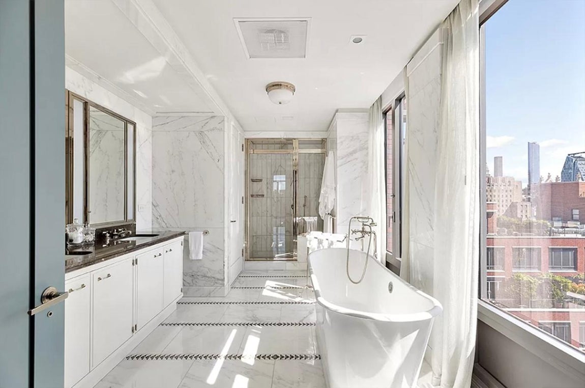 El exclusivo piso que Bon Jovi vende en Nueva York por 20 millones. Los baños no tienen nada que envidiar a los de los hoteles de lujo, con mosaicos, suelo y mobiliario de mármol y calefacción radiante. El principal cuenta además con una bañera con hidromasaje.