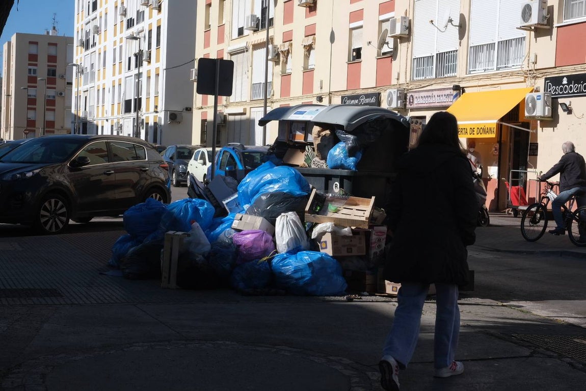 Fotos: El Puerto, lleno de basura tras siete días de huelga