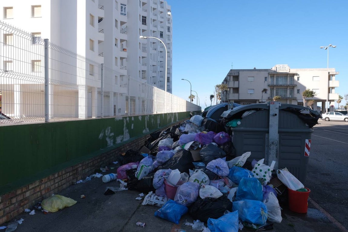 Fotos: El Puerto, lleno de basura tras siete días de huelga