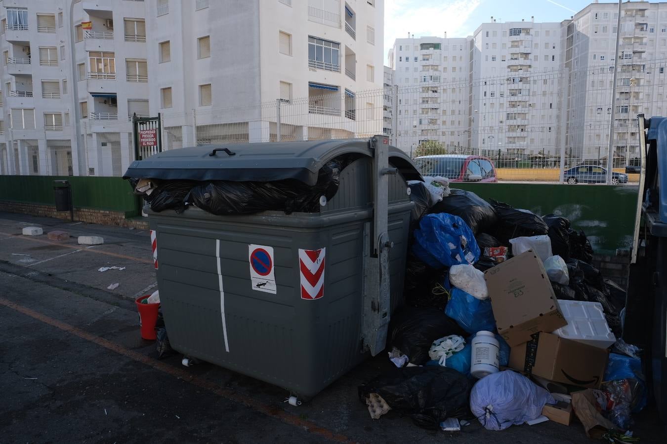 Fotos: El Puerto, lleno de basura tras siete días de huelga