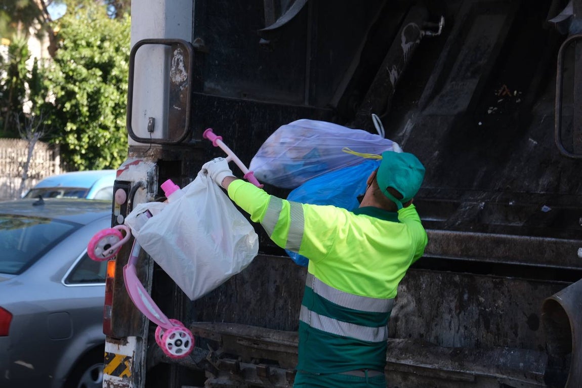 Fotos: El Puerto, lleno de basura tras siete días de huelga