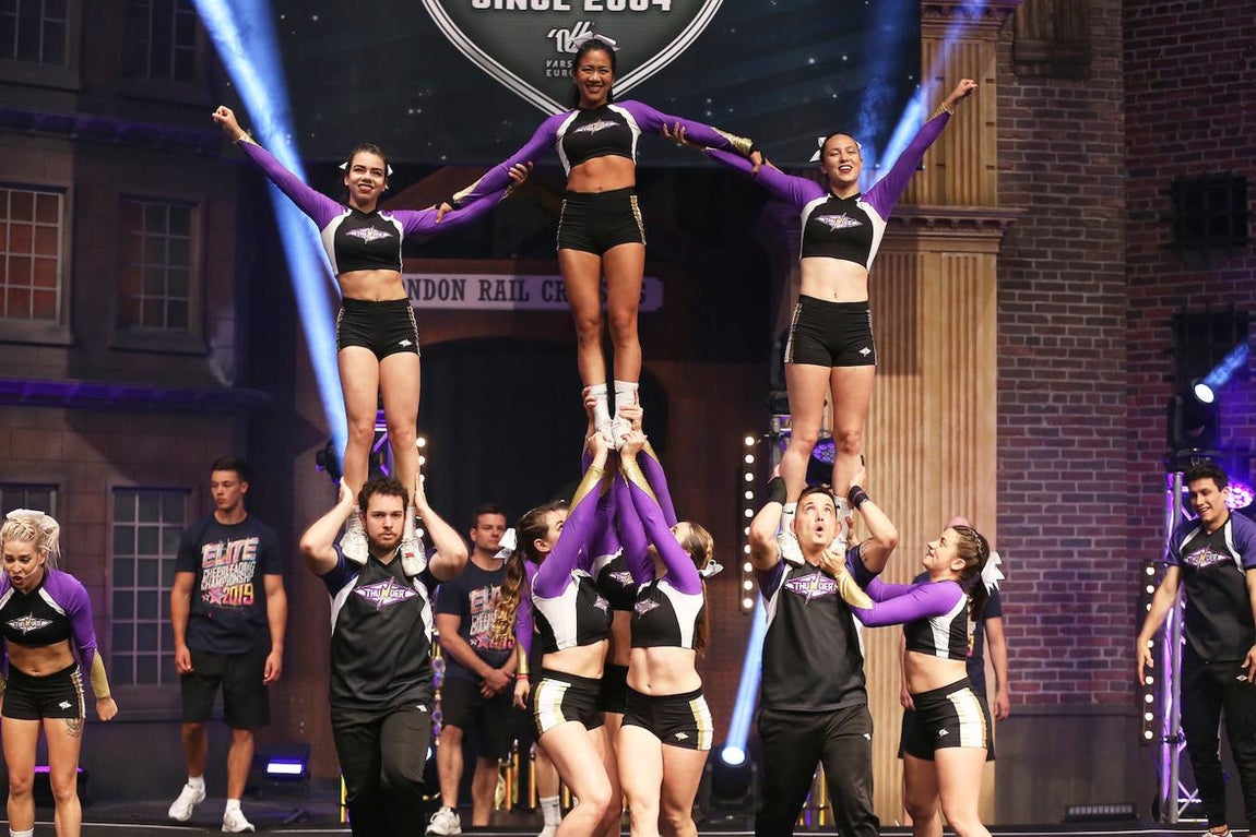Cheerleading. ¿Quién no ha soñado alguna vez con ser cheerleader después de ver la típica película de instituto estadounidense? Sin embargo, lejos de lo que muestran este tipo de filmes, es una disciplina muy exigente que requiere de una gran forma física. El <a href="https://www.abc.es/bienestar/fitness/abci-cheerleader-no-juego-realidad-este-deporte-mas-alla-peliculas-202201220138_noticia.html">cheerleading</a> es una agrupación de disciplinas entre las que encontramos acrobacias y movimientos de gimnasia. En él se realizan elevaciones y lanzamientos de personas y se requiere un gran control muscular. El trabajo en equipo es fundamental en el cheerleading, porque si una persona no asiste al entrenamiento, todo su grupo, formado por cinco personas más, no puede entrenar; si falta una pieza del puzzle ya no se puede crear un porté.