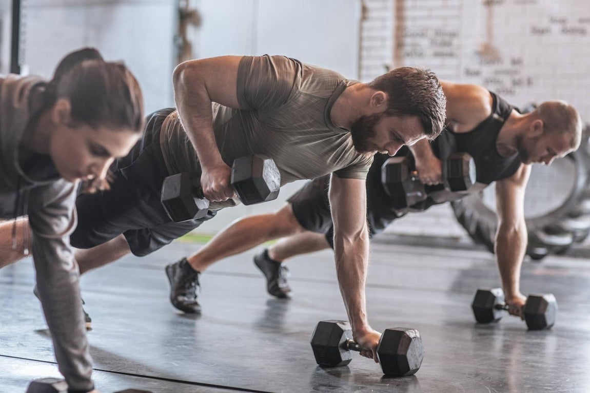 CrossFit. Lo que comenzó siendo para profesionales, se ha ido extendiendo a todos los niveles. <a href="https://www.abc.es/bienestar/fitness/abci-crossfit-202105061003_noticia.html">CrossFit</a> combina una serie de ejercicios variados de cardio, halterofilia, atletismo, gimnasia y de potencia. Lo que busca principalmente es mejorar la función metabólica. Cada sesión se divide en diferentes partes: una primera de calentamiento, una segunda de fuerza o técnica y, por último, otra en la que se da paso a un entrenamiento más centrado en trabajar la resistencia disminuyendo la cantidad de peso y los descansos y aumentando las repeticiones. En estas clases se experimenta mucho sentimiento de grupo y se acaba creando una pequeña comunidad.