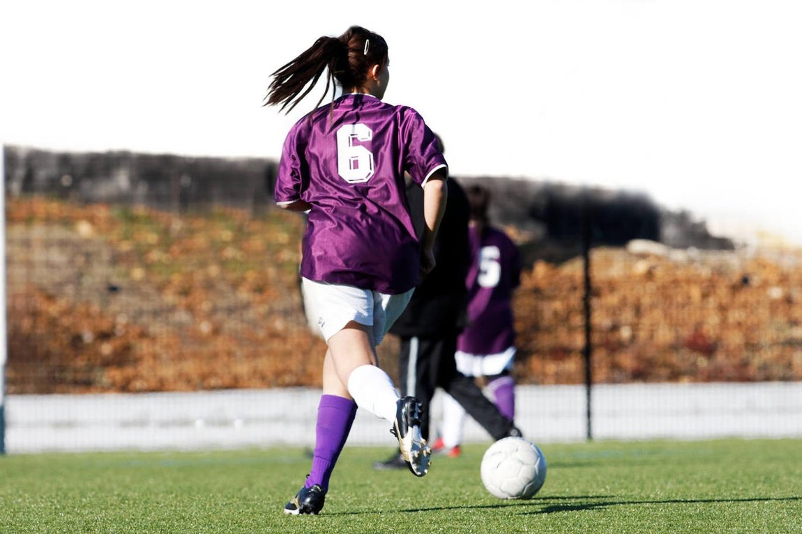 Fútbol. El <a href="https://www.abc.es/bienestar/fitness/abci-futbol-201909240938_noticia.html">fútbol</a> es seguramente el deporte más conocido y practicado a lo largo y ancho del planeta. Se juega once contra once y que consiste en meter goles, logrando que el balón se introduzca en la portería del equipo contrario. Con este deporte creas un vínculo muy estrecho con el resto de personas que conforman el equipo, ya que tenéis que trabajar juntos para poder ganar.