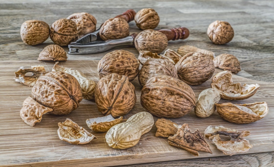 Nueces. Las <a href="https://www.abc.es/bienestar/alimentacion/abci-nuez-201910141844_noticia.html" target="_blank">nueces</a>, como otros frutos secos, es rico en selenio. En concreto cuenta con 19 ug por cada 100 gramos del alimento y también destaca su cantidad en calcio (77 mg), potasio (690 mg) y fósforo (304 mg).