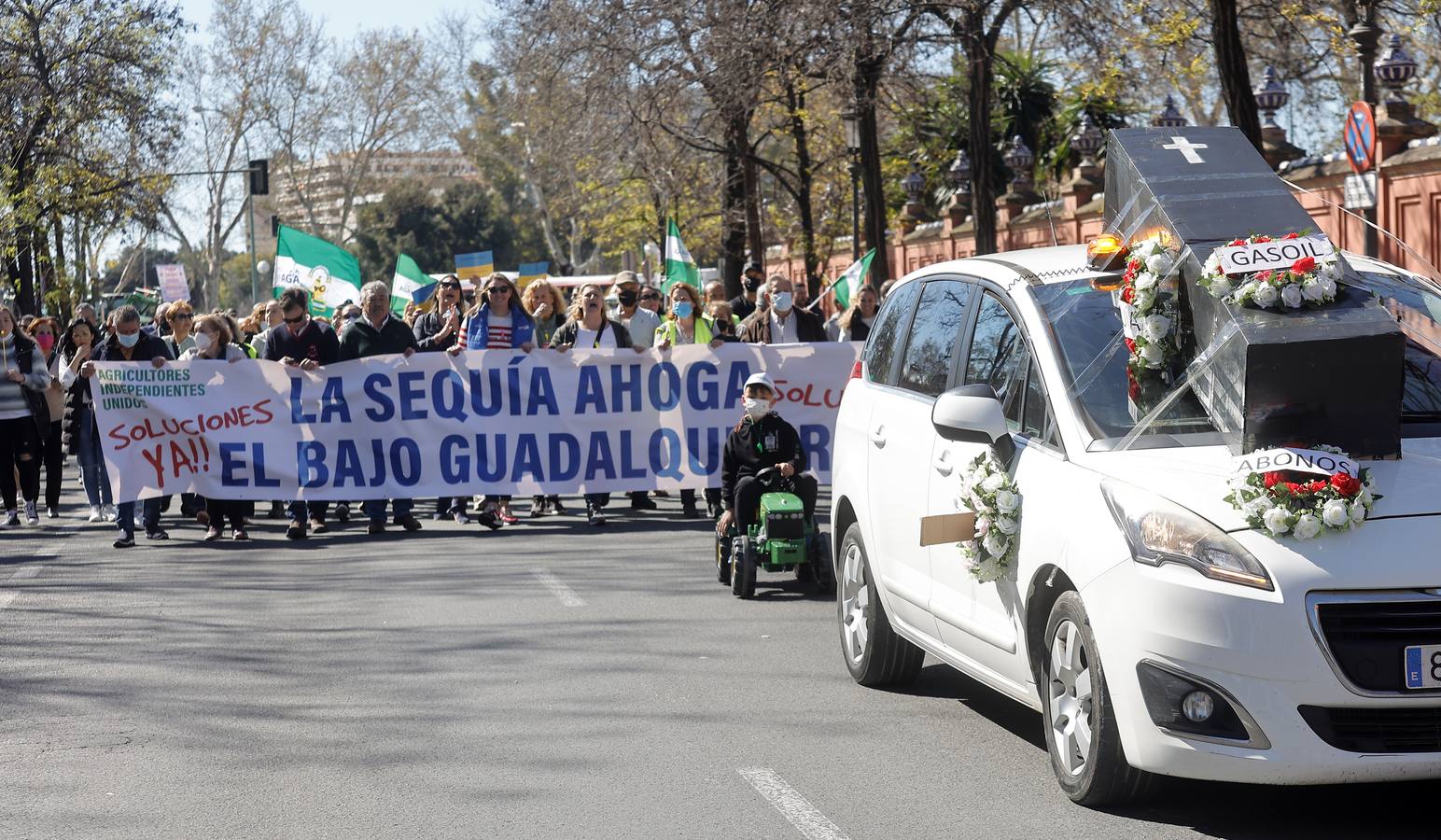 En imágenes, un centenar de agricultores del Bajo Guadalquivir y 150 tractores piden medidas contra la sequía