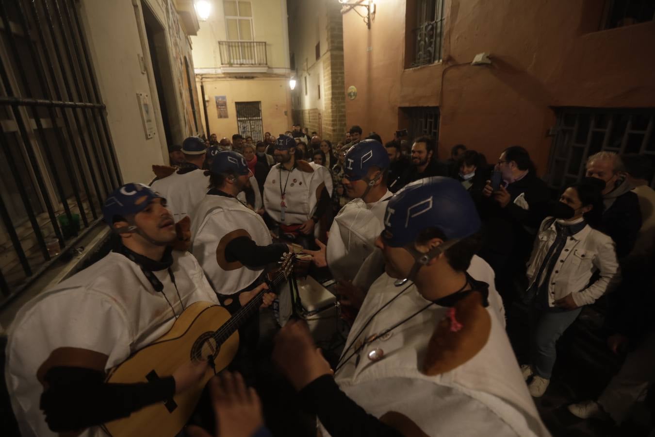 FOTOS del viernes de Carnaval: el principio del final ‘no oficial’ en Cádiz