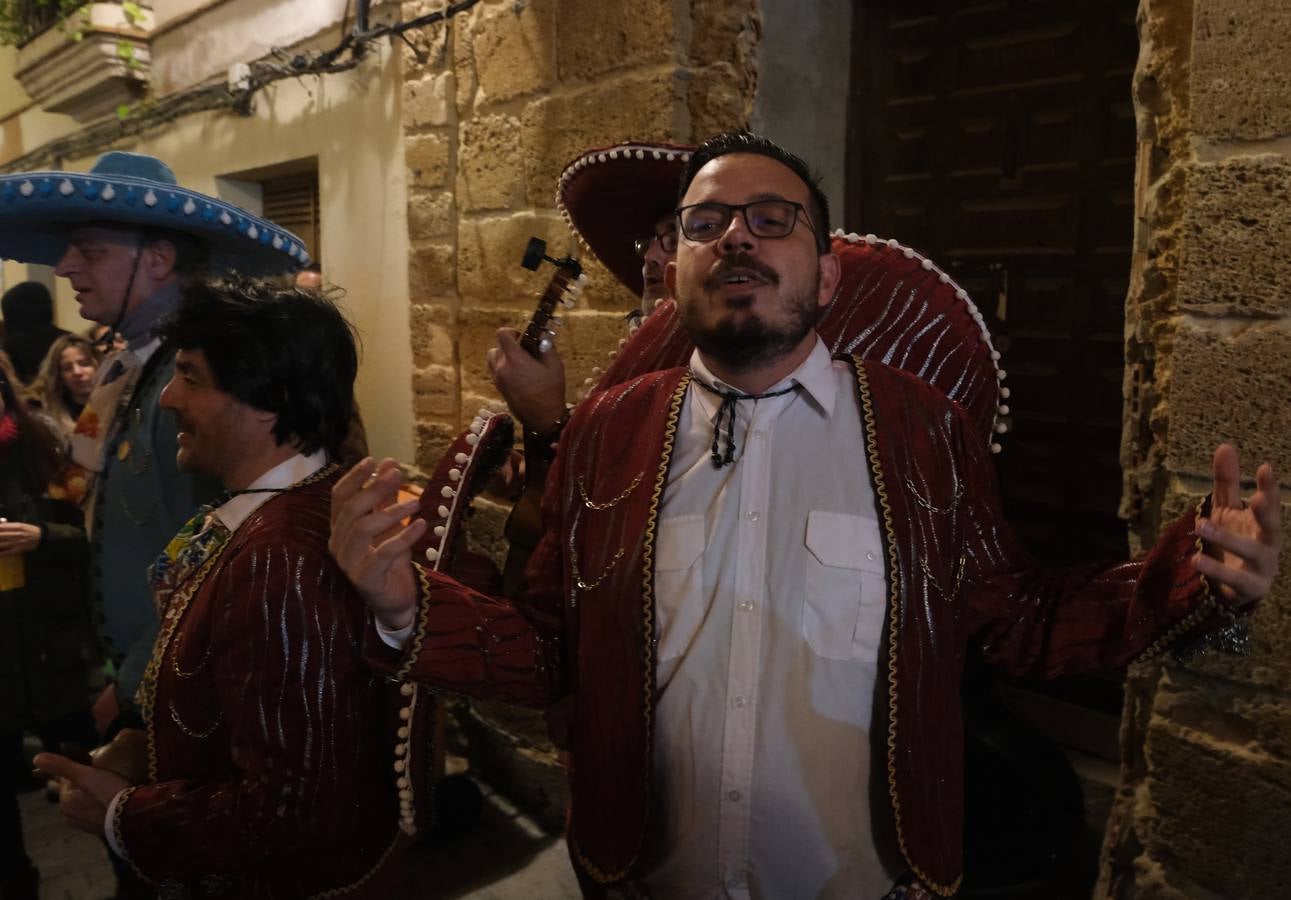 Fotos: Ambiente de jueves de Carnaval en Cádiz