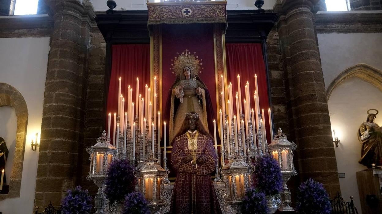 FOTOS: Cientos de fieles veneran al Medinaceli en la iglesia de Santa Cruz, en Cádiz