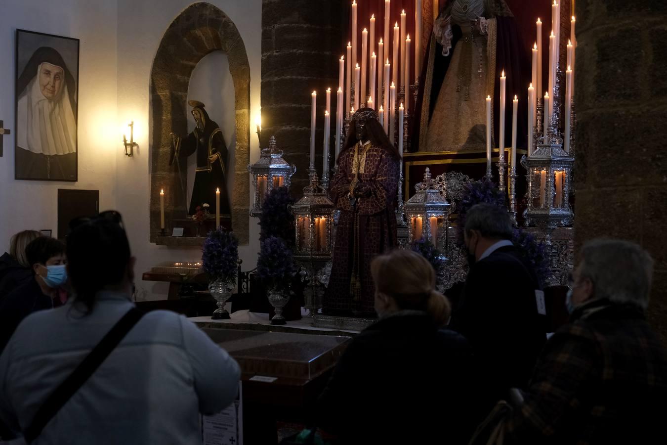 FOTOS: Cientos de fieles veneran al Medinaceli en la iglesia de Santa Cruz, en Cádiz