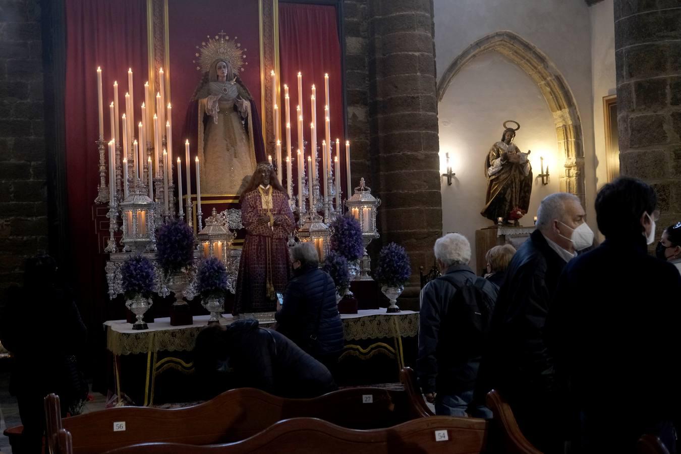 FOTOS: Cientos de fieles veneran al Medinaceli en la iglesia de Santa Cruz, en Cádiz