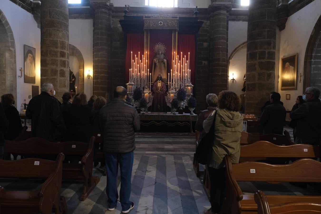 FOTOS: Cientos de fieles veneran al Medinaceli en la iglesia de Santa Cruz, en Cádiz