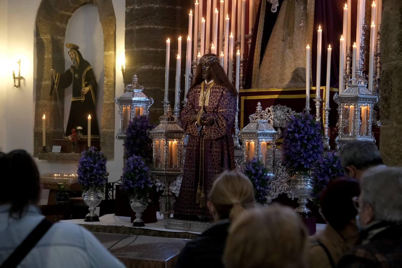 FOTOS: Cientos de fieles veneran al Medinaceli en la iglesia de Santa Cruz, en Cádiz