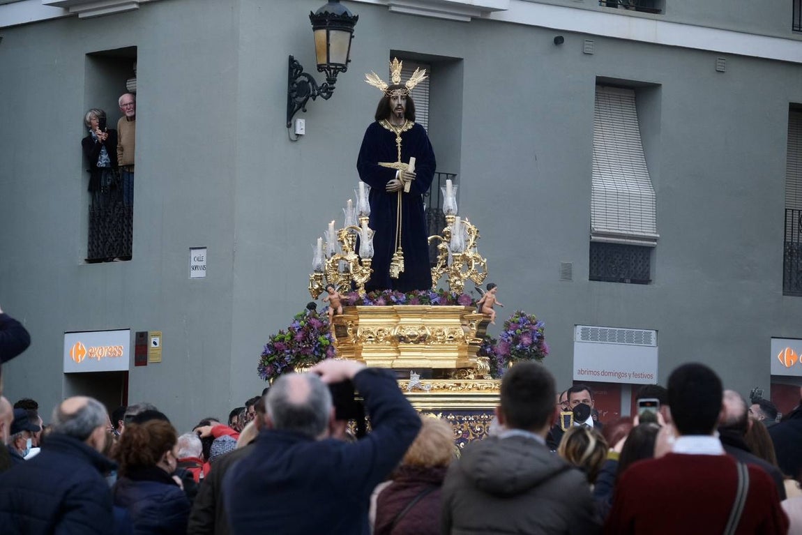 FOTOS:Traslado del Señor de la Sentencia hasta la Catedral para presidir el Vía Crucis oficial de Hermandades de Cádiz