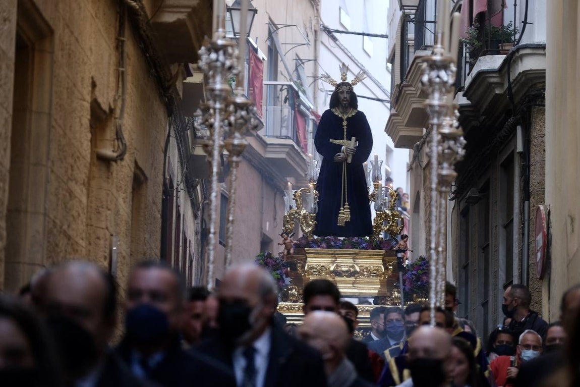 FOTOS:Traslado del Señor de la Sentencia hasta la Catedral para presidir el Vía Crucis oficial de Hermandades de Cádiz
