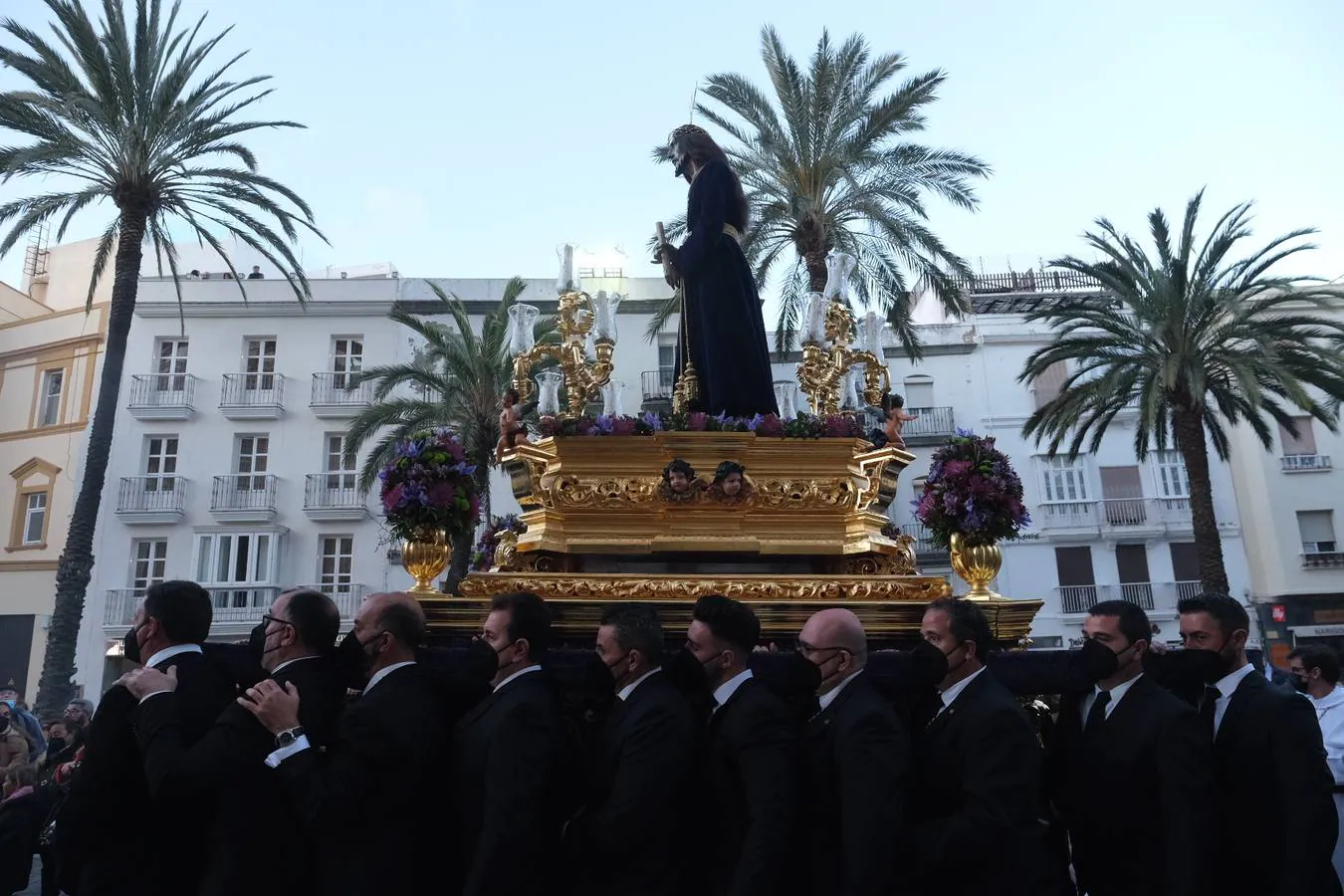 FOTOS:Traslado del Señor de la Sentencia hasta la Catedral para presidir el Vía Crucis oficial de Hermandades de Cádiz