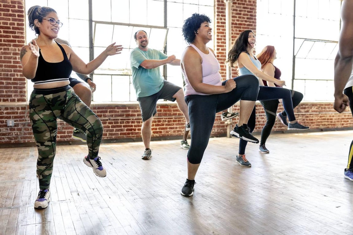 Zumba. Si quieres hacer deporte y te encanta la música y bailar, el <a href="https://www.abc.es/bienestar/fitness/abci-zumba-202002270932_noticia.html">Zumba</a> es una opción perfecta. Esta es una disciplina versátil y con la que conseguirás estar de buen humor después de practicarla, gracias a la música en las sesiones colectivas que suelen ser ritmos latinoamericanos como la salsa, el merengue, la cumbia, la bachata o incluso el reguetón.