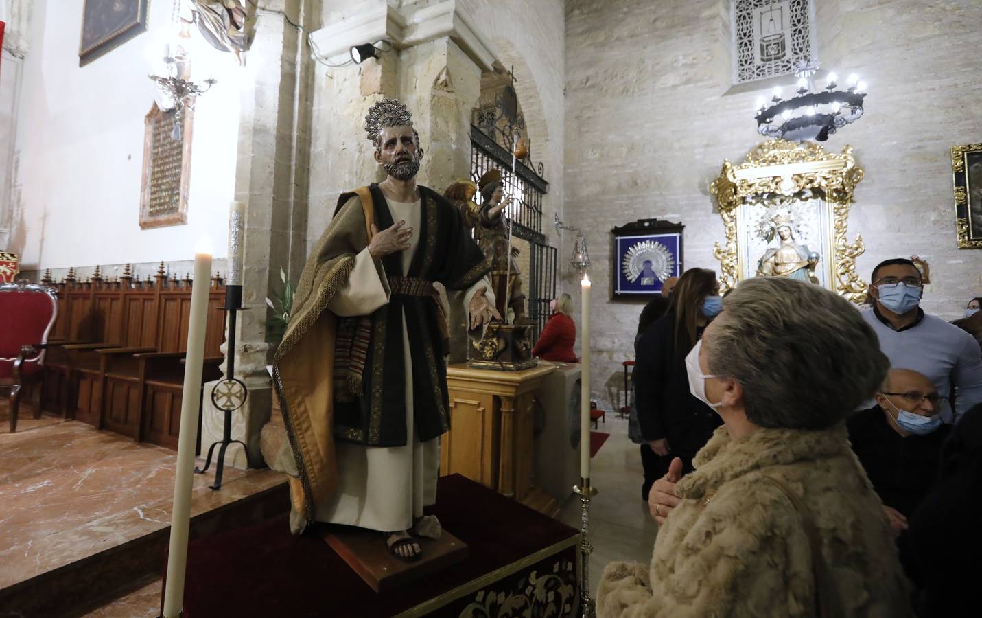 La bendición de una imagen de San Pedro para el misterio de la Bondad