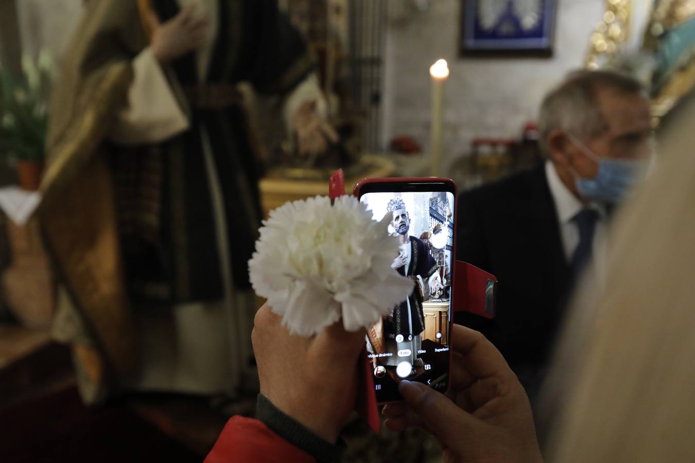 La bendición de una imagen de San Pedro para el misterio de la Bondad