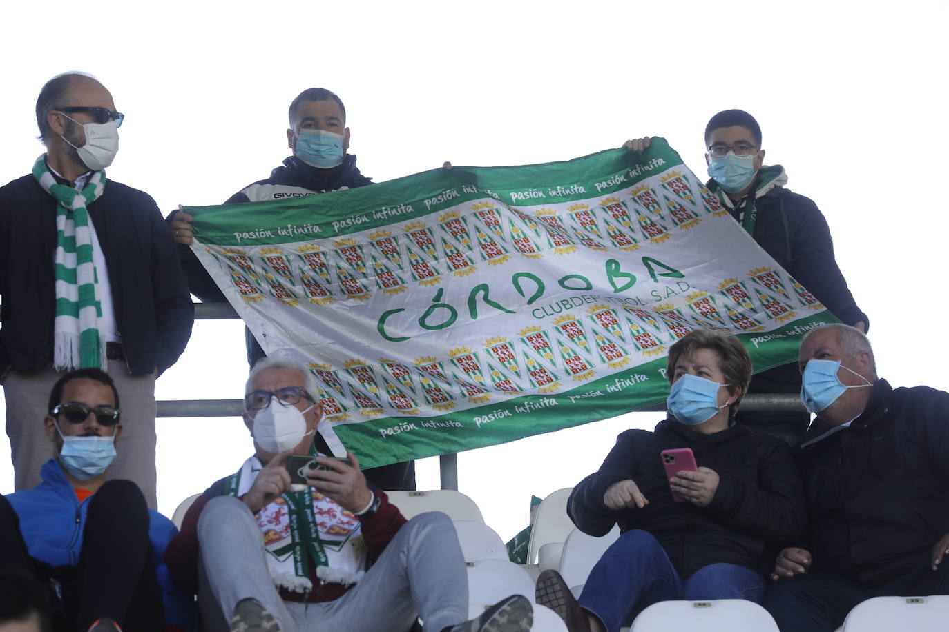 El excelente ambiente en el Córdoba CF - CD Mensajero, en imágenes