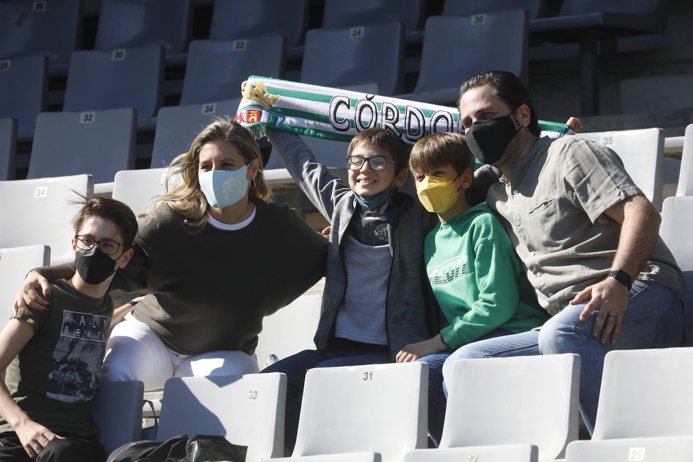 El excelente ambiente en el Córdoba CF - CD Mensajero, en imágenes