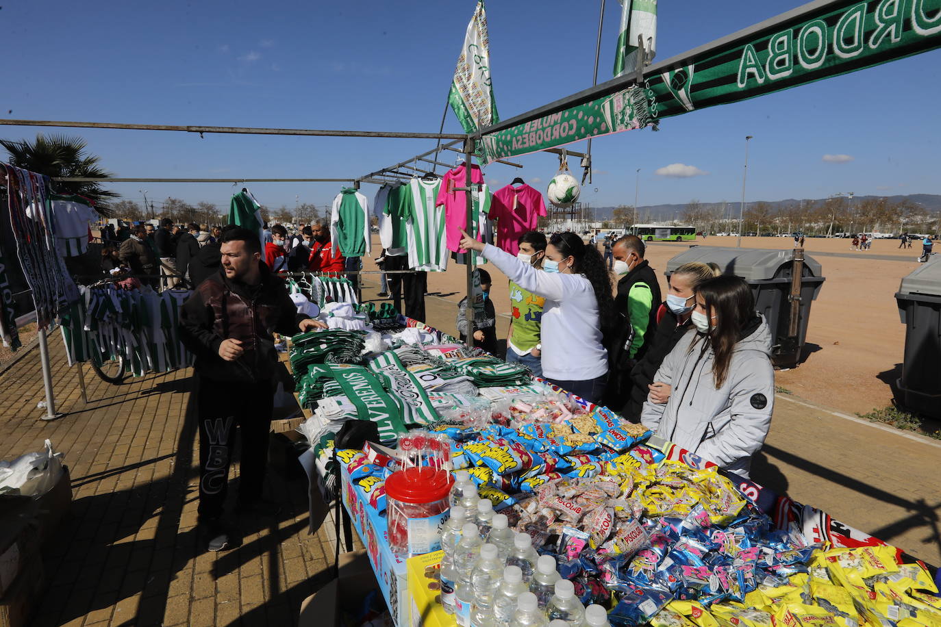 El excelente ambiente en el Córdoba CF - CD Mensajero, en imágenes