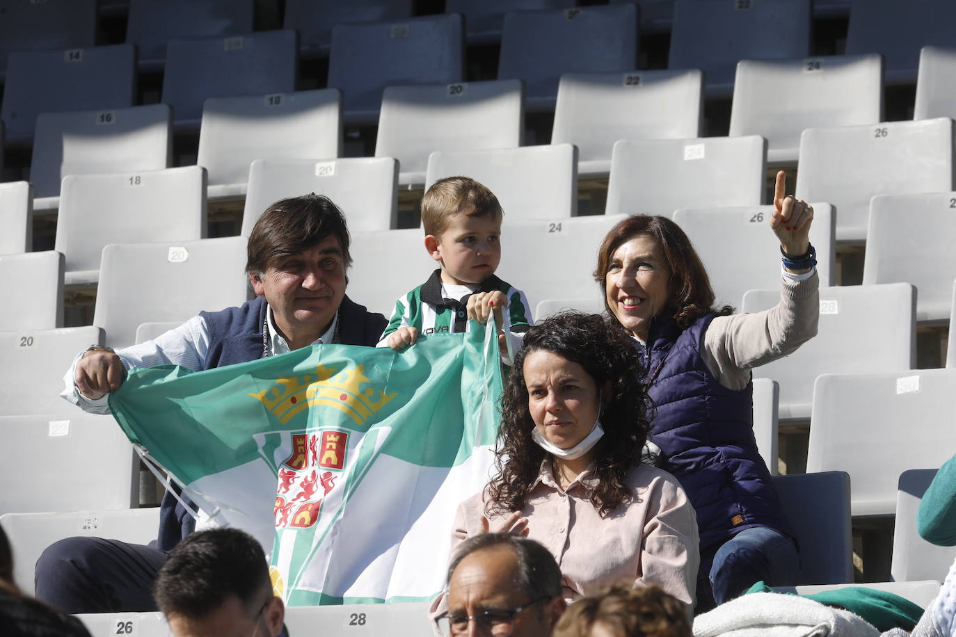 El excelente ambiente en el Córdoba CF - CD Mensajero, en imágenes