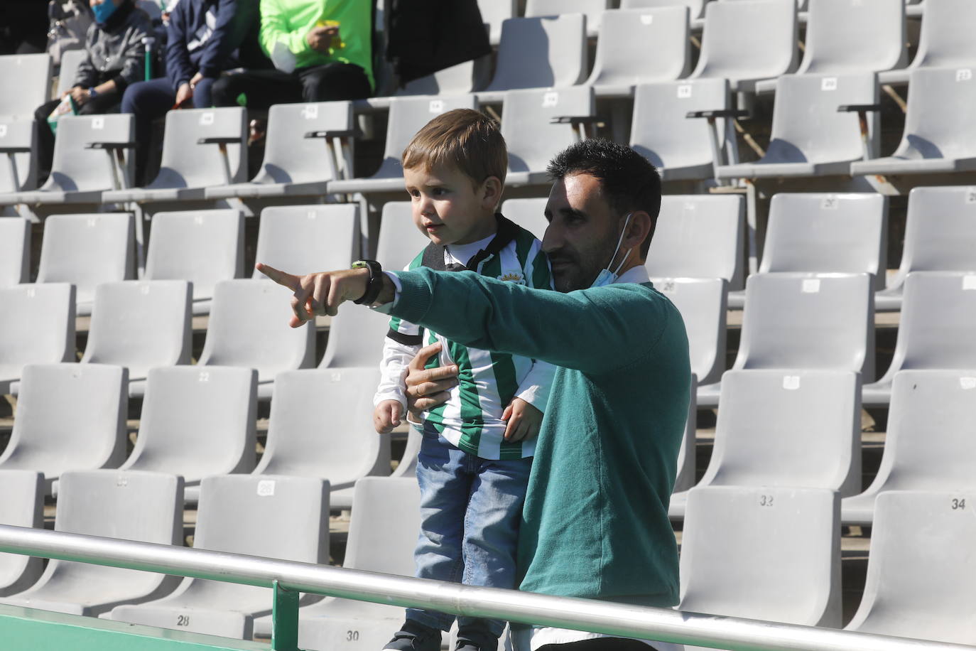 El excelente ambiente en el Córdoba CF - CD Mensajero, en imágenes