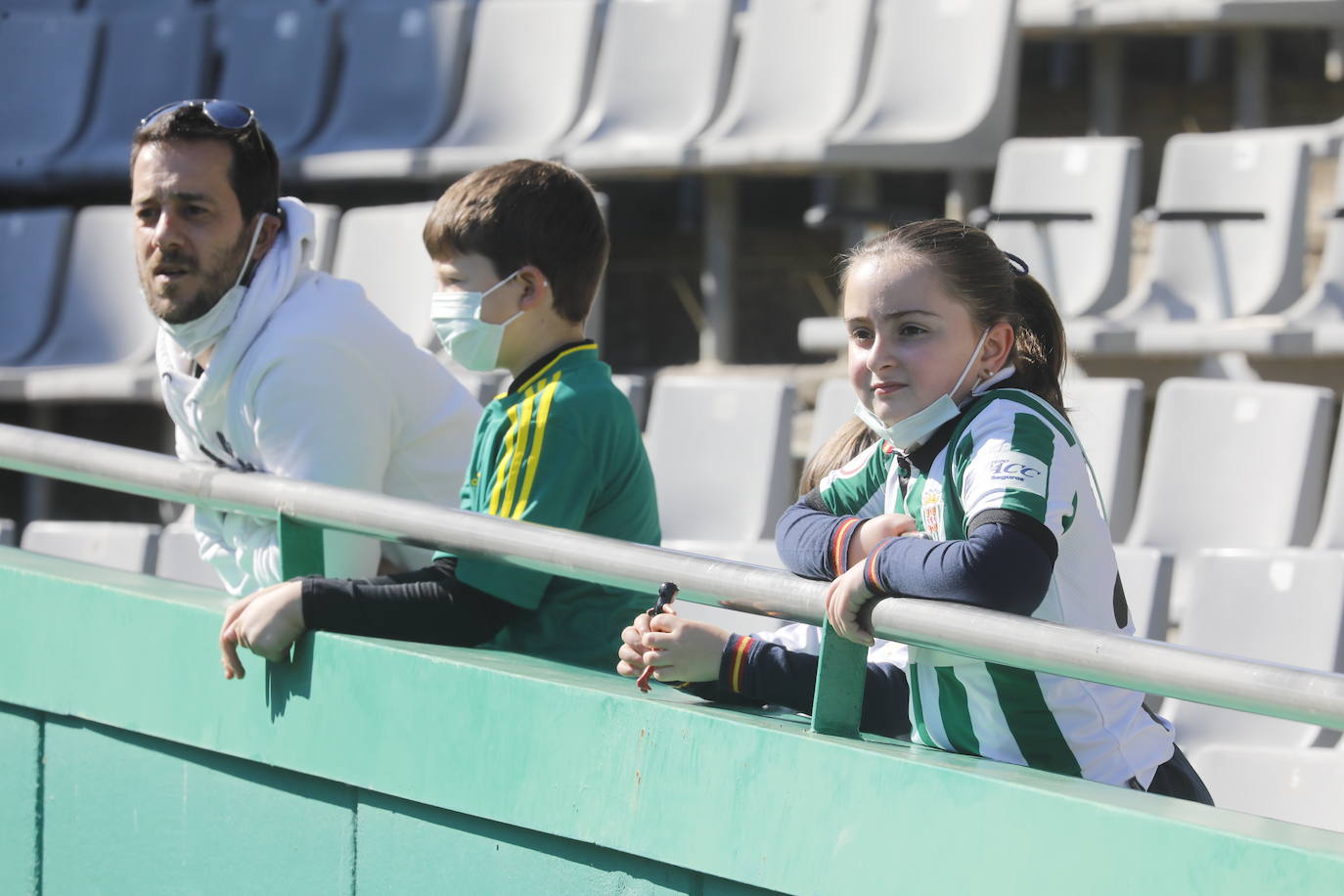 El excelente ambiente en el Córdoba CF - CD Mensajero, en imágenes