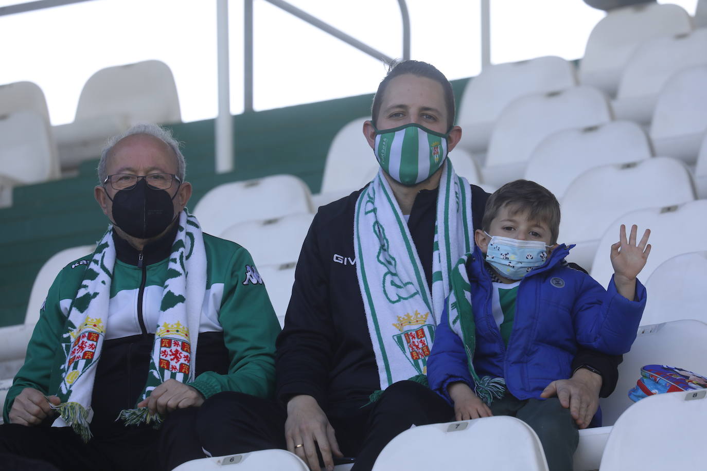 El excelente ambiente en el Córdoba CF - CD Mensajero, en imágenes