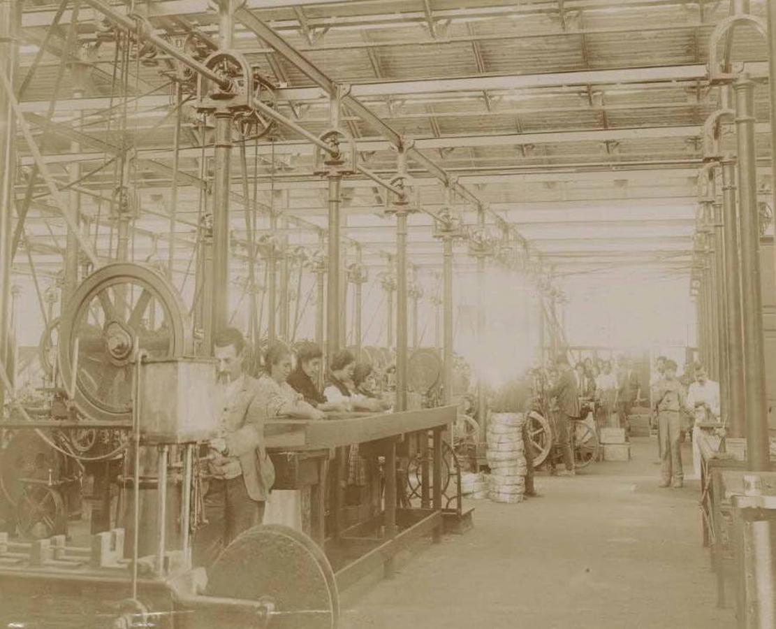 Obreras y obreros en el taller de balas y cargadores Joaquín Mariné: La Fábrica Nacional de Toledo (ca. 1909). Archivo Municipal de Toledo.. 