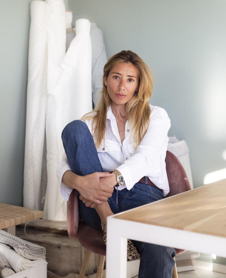 BO STAR - Gabriela Ortiz. De origen madrileño, Gabriela se dedicó profesionalmente durante más de 15 años al mundo publicitario hasta que decidió dejarlo para emprender el sueño de diseñar una colección de baño diferente. Con BO STAR, su objetivo principal ha sido dar con corte que realmente sentasen bien y realzasen la silueta femenina en cualquiera de sus formas y tallas. Sus modelos no incluyen gomas, de modo que se amoldan al cuerpo sin dejar marca. Con diseños alegres, de inspiración festiva o estival, sus bikinis y bañadores producidos en España han tomado por sorpresa a la industria de la moda de baño.