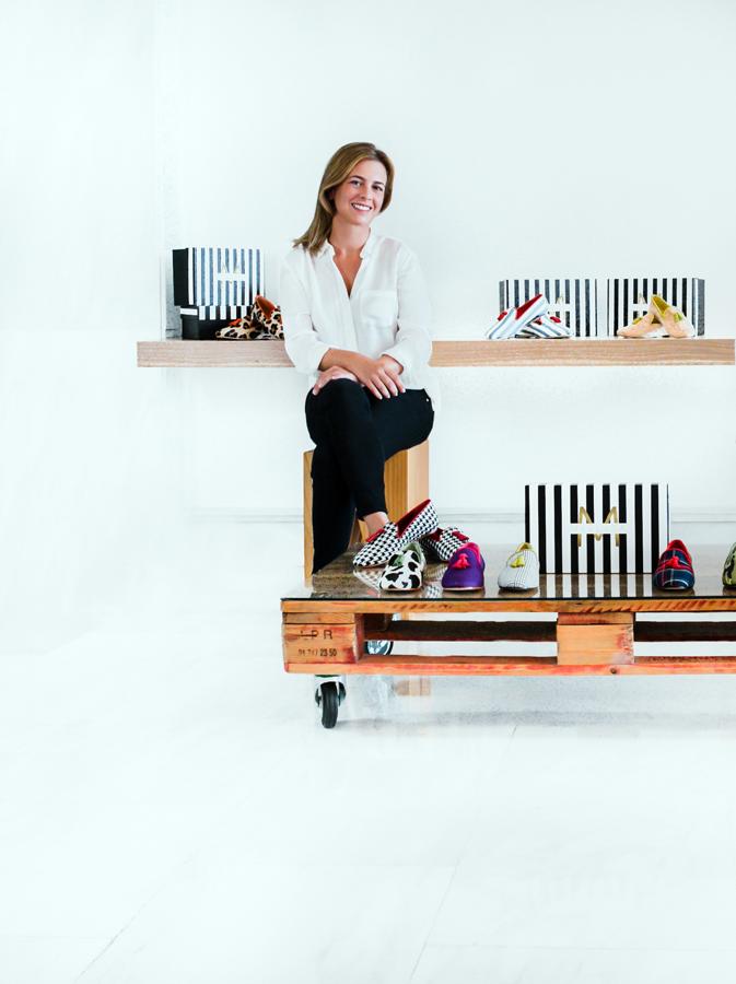 MISLITA - Lara Victoria. Detrás de la marca de calzado MISLITA, está Lara Victoria, médico de profesión que desarrolló hormas propias, pensando en la mujer de hoy en día, que tiene mil y una historias que atender a diario buscando que se sienta cómoda y se sienta capaz de dar pasos en firme con las 'mislitas'. La firma quiere recuperar valores ya olvidados. Producen en fábricas dónde se siguen cortando muchas piezas a mano, donde dan un tratamiento natural 100% a las pieles y a todos los materiales con los que se trabaja. Se mima el zapato en cada paso para su elaboración y esto se refleja en cada diseño. Hechas con amor y 100% made in Spain.