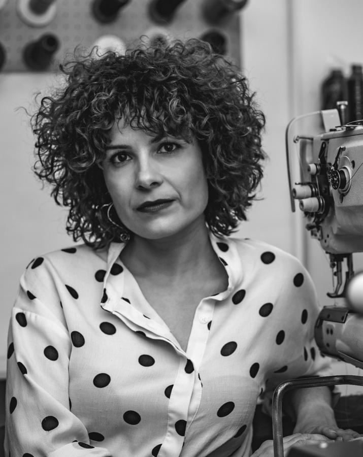 MONA MOON - Carmen Gómez. Carmen Gómez, CEO de la firma, es Ingeniera de profesión y diseñadora de vocación. En plena crisis económica decidió abandonar un trabajo que ya no le ilusiona para comenzar esta aventura. Mona Moon es una marca de bolsos con un espíritu muy personal y un diseño cautivador. La pureza de líneas y la innovación en el acabado de las pieles representan el corazón de la marca. Desde sus inicios en 2013 abogan por el consumo de complementos atemporales, fabricados a mano con un diseño a mitad de camino entre el arte y la funcionalidad, el resultado son bolsos llamativos, muy ligeros, prácticos y urbanos diseñados para mujeres reales que no renuncian a la moda.