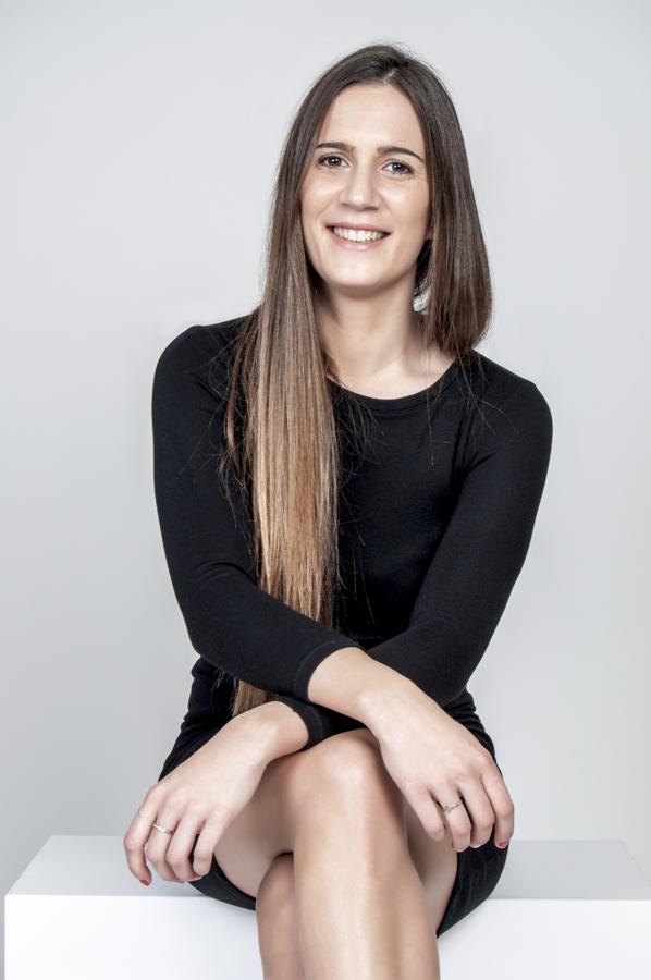 Naiara Elgarresta. Naiara Elgarresta y su firma homónima de bolsos de piel es un proyecto de marca que huye de la uniformidad, de la producción masiva y estandarizada. Un proyecto que valora la artesanía, el oficio de unas manos hechas al detalle, el mimo y el cuidado. Bolsos y complementos de piel diseñados con mimo para perdurar en el tiempo, que buscan la originalidad y la distinción; el estilo que perdura, frente a la moda generalizada de consumo rápido. Todo ello basado en una forma de creación vinculada a la slowfashion, basada en criterios de sostenibilidad y perdurabilidad.