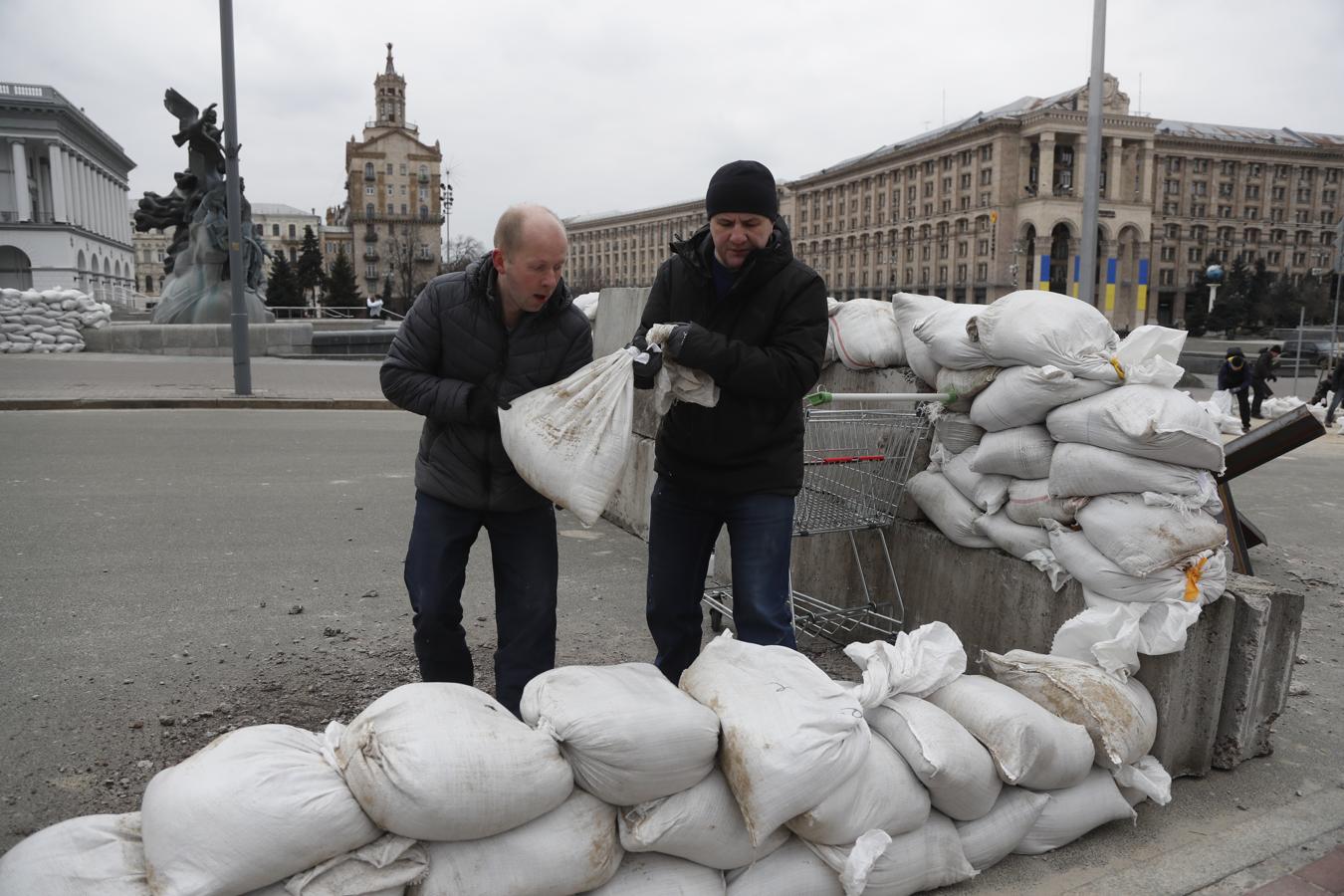 Ciudadanos de Kiev levantan barricadas ante el avance de las tropas rusas. 