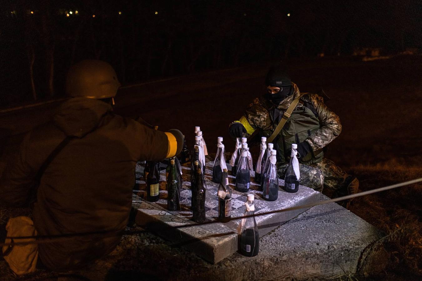 Soldados ucranianos simulan una partida de ajedrez utilizando cócteles molotov como piezas. 