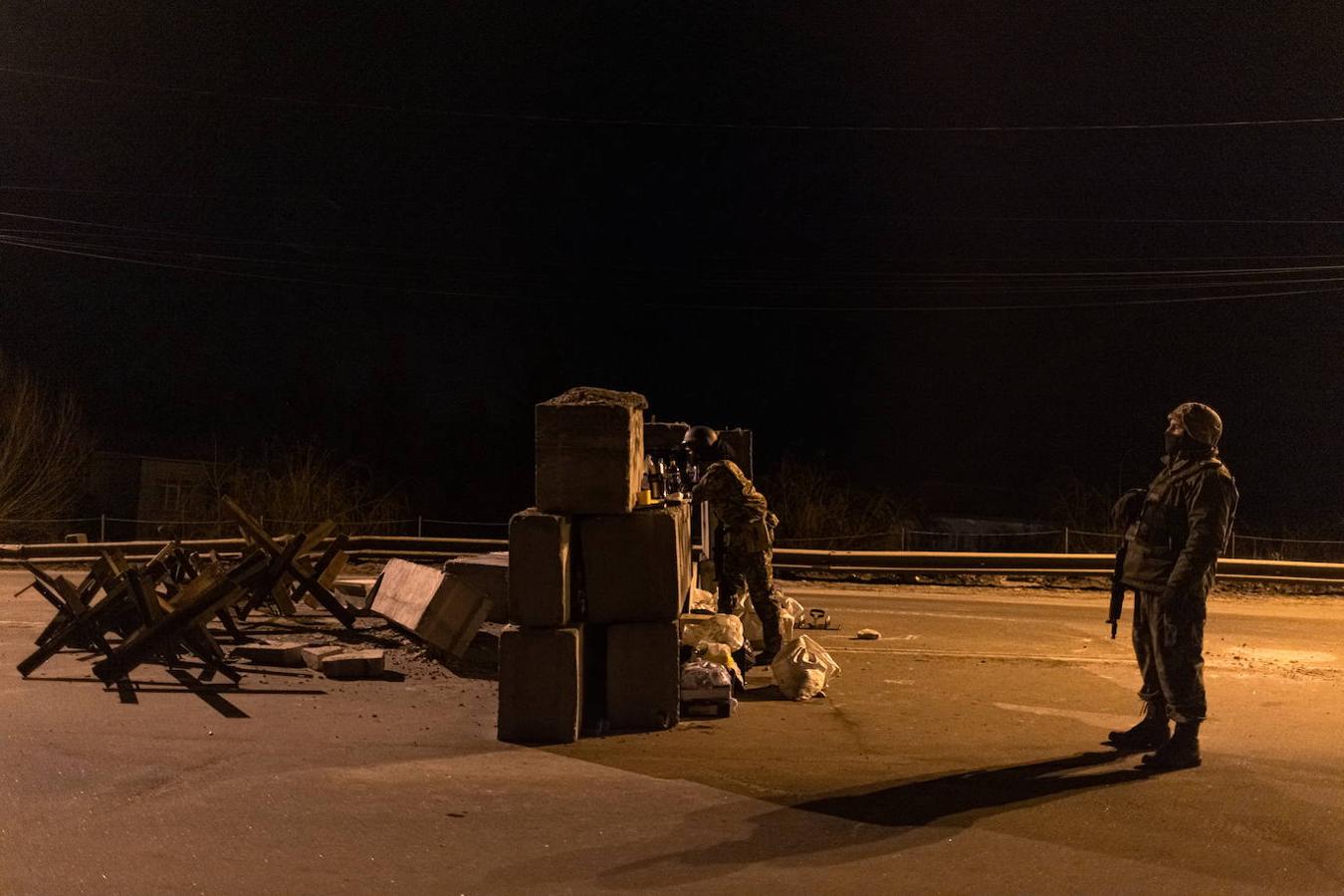 Imagen de un punto de control de las fuerzas ucranianas en una carretera de acceso a Kiev. 