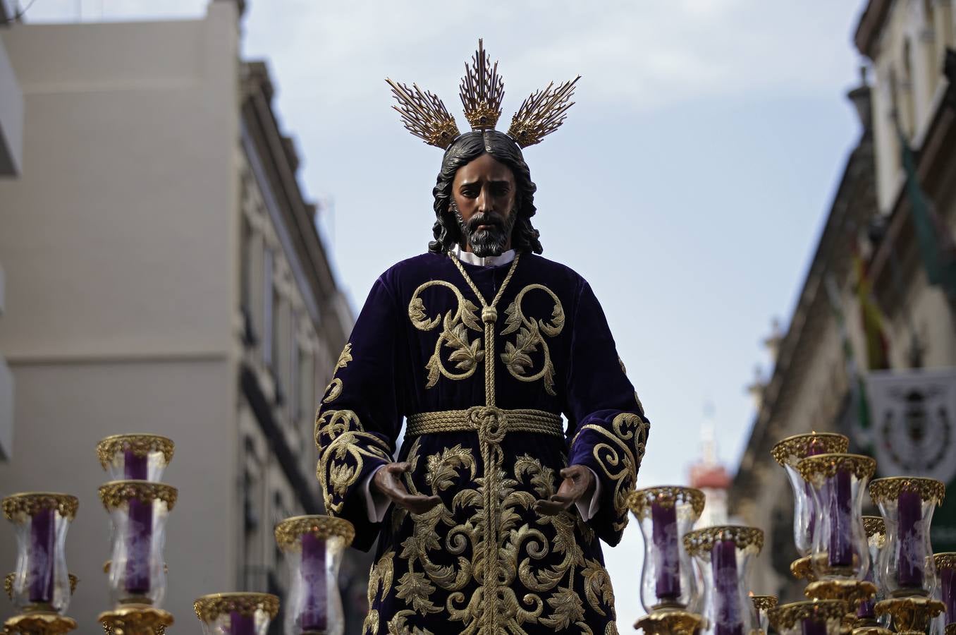 El Señor del Soberano Poder camina hacia la Catedral de Sevilla