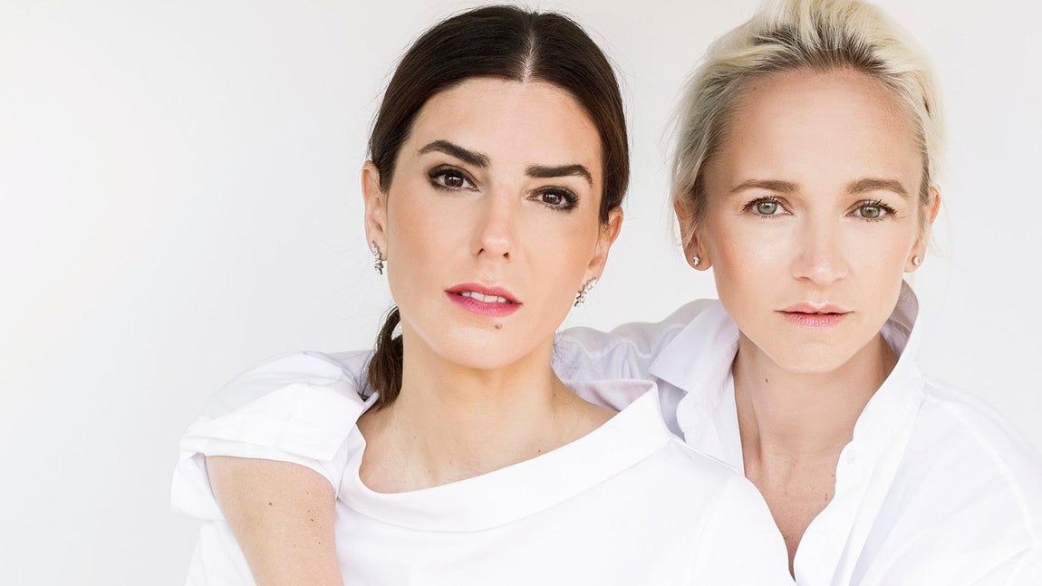 Sophie et Voilà - Saioa Goitia y Sofia Arribas. Sofía Arribas, directora creativa de la firma, es pura imaginación aplicada al estilo, es el alma de Sophie et Voilà. Arquitecta de formación, es lectora empedernida, amante de la estética y el arte, y una enamorada de sus hijos y de su teckel Roque. Saioa Goitia, CEO de la firma, es la tenacidad ejecutiva que hace posible este proyecto. Con un historial de éxitos empresariales a su espalda, es una viajera incansable, terriblemente sociable, madre de dos niños y amante de la buena mesa. De este equilibrio surge Sophie et Voilà como marca, con el propósito de acompañar a cada mujer potenciando su estilo propio desde la moda. De origen bilbaíno, la firma se centra en la utilización de tejidos reciclados, a su vez fabricando solo por pedidos para evitar residuos. Elsa Pataky, Nieves Álvarez o Isabel Preysler son solo algunos de los rostros conocidos que han llevado sus diseños.