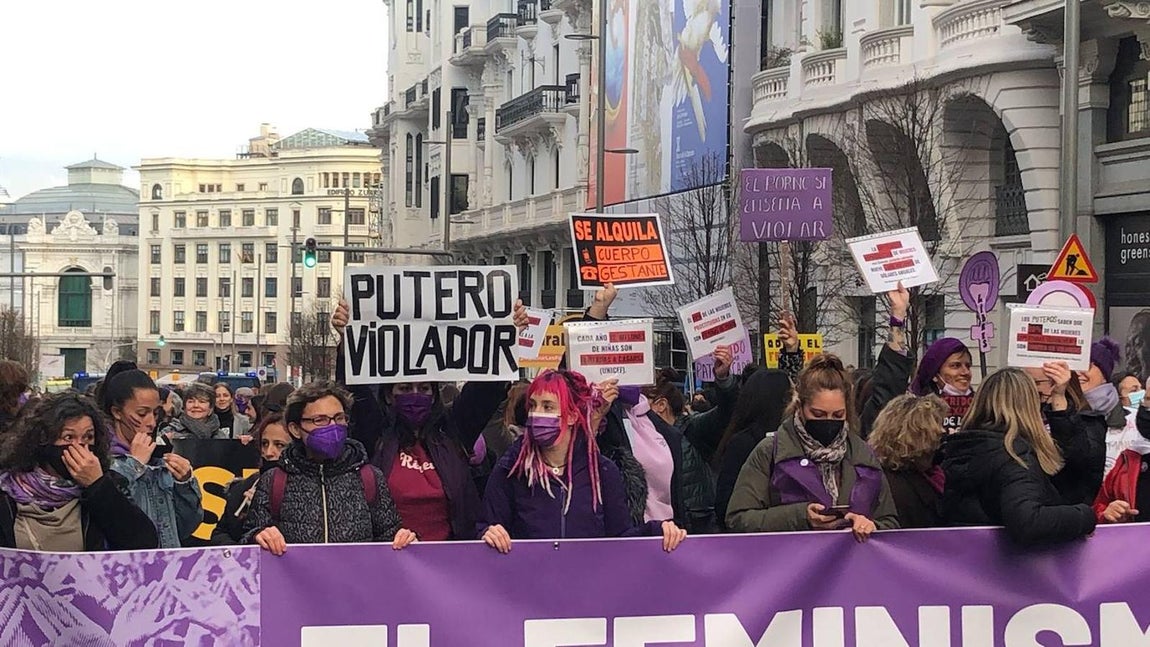 Cabecera de la manifestación del Movimiento Feminista de Madrid, que pide la abolición de la prostitución. 