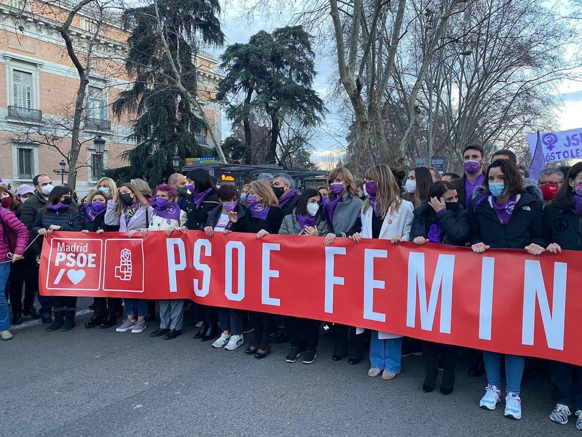 Dirigentes socialistas que han acudido a la manifestación: la ministra de Sanidad, Carolina Darias; la de Ciencia, Diana Morant; la portavoz y titular de Política Territorial, Isabel Rodríguez; la portavoz del PSOE en el Congreso, Adriana Lastra y Begoña Gómez, militante socialista y esposa de Pedro Sánchez. 