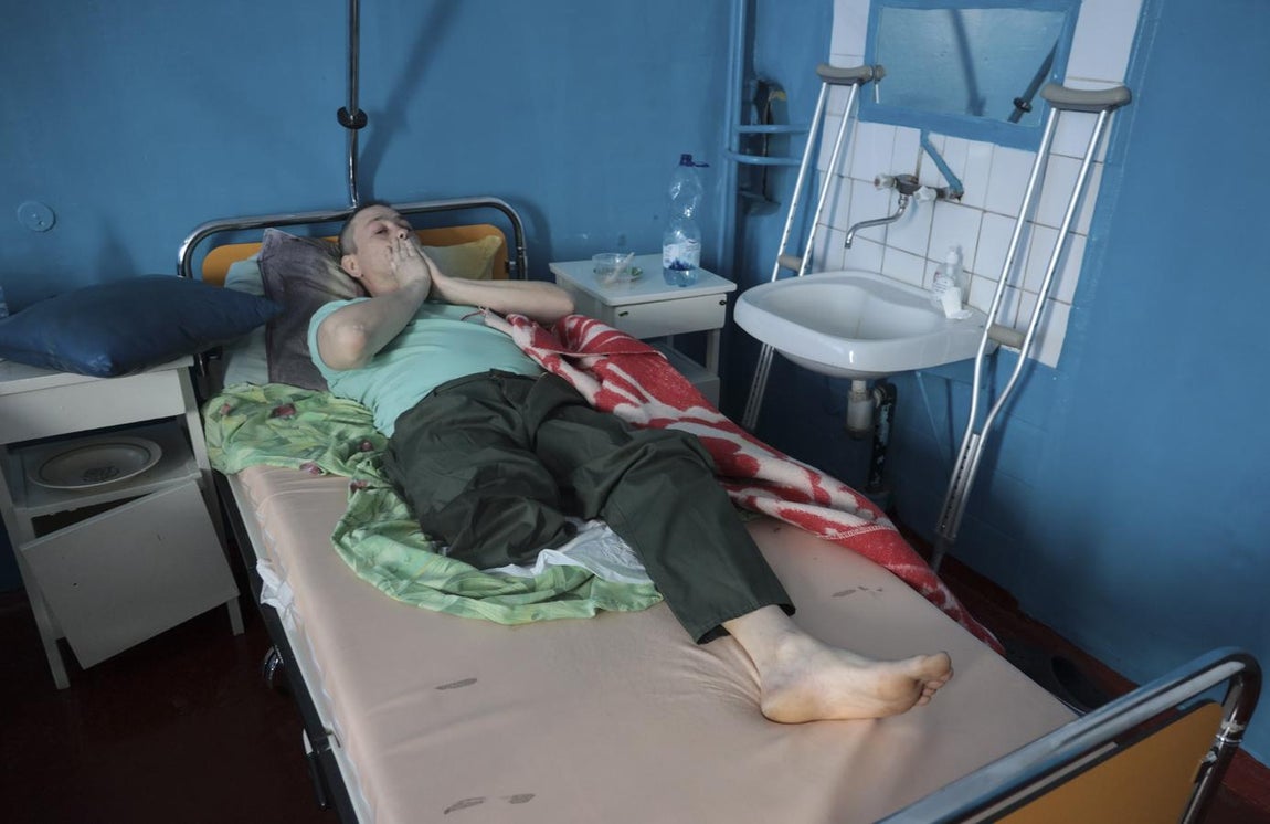 Un hombre con la pierna amputada en un hospital de Járkov tas los ataques rusos. 