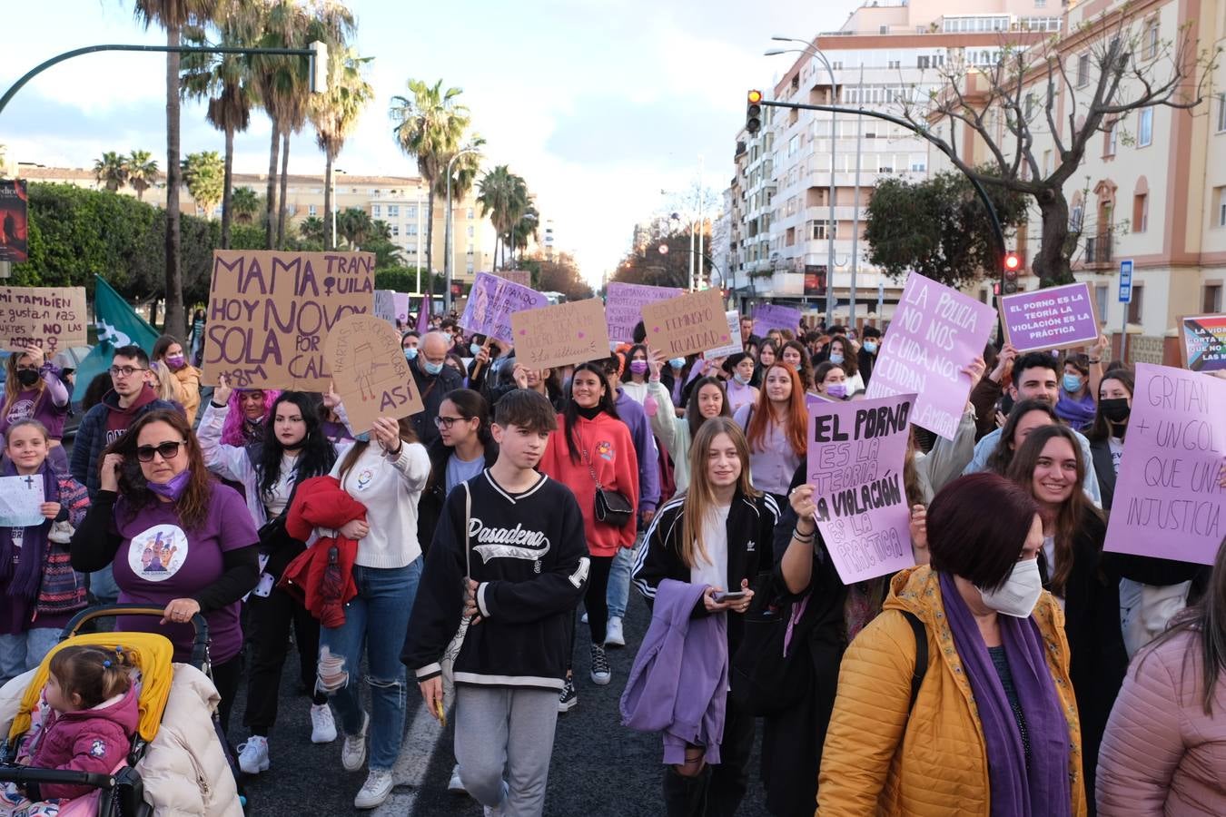 FOTOS: Marcha por el 8M en Cádiz