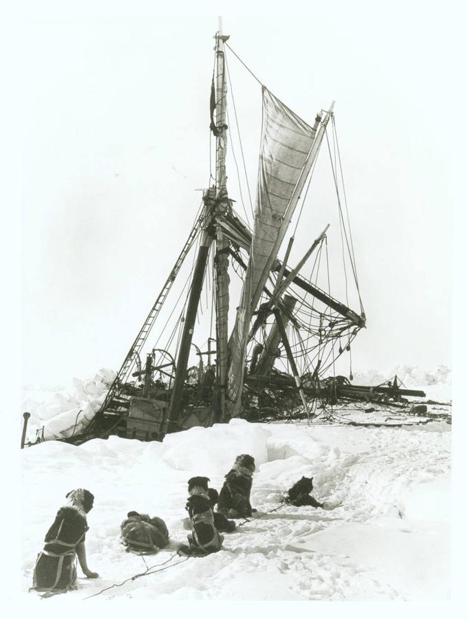 Frank Hurley tomó esta foto del hundimiento del Endurance, durante la expedición de Shackleton a la Antártida. El hielo implacable del mar de Weddell lo atrapó antes de que lograra su objetivo. El 18 de enero de 1915, el barco quedó atrapado en la banquisa. De febrero a octubre, en el invierno austral, fue una presa del infierno blanco. Aplastado por el hielo marino, el buque se hundió el 21 de noviembre. 