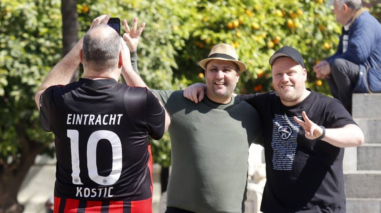 Los aficionados alemanes ambientan la previa del Betis-Eintracht por las calles del Centro