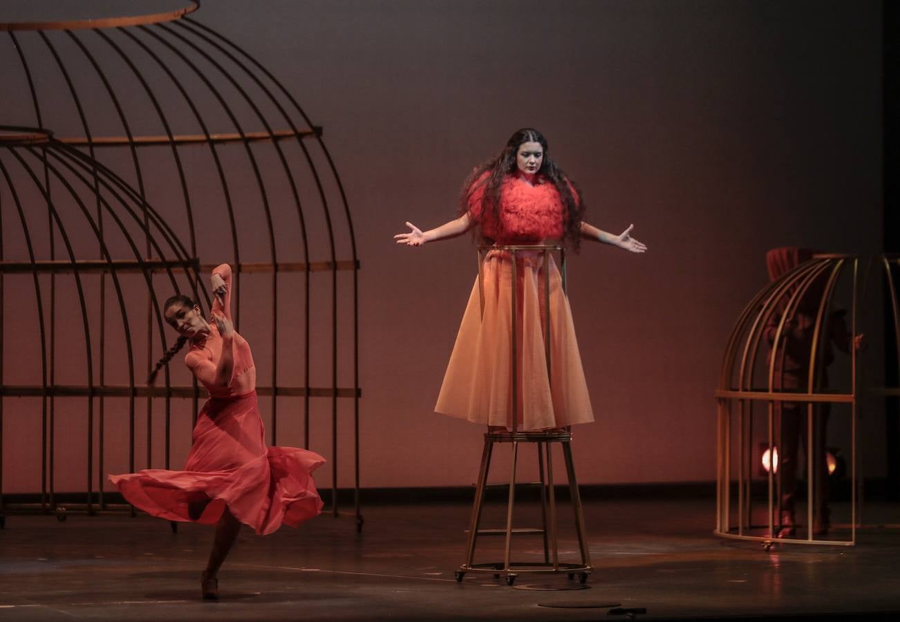 Ensayo general de la ópera 'La mujer tigre', en el teatro Lope de Vega. RAÚL DOBLADO