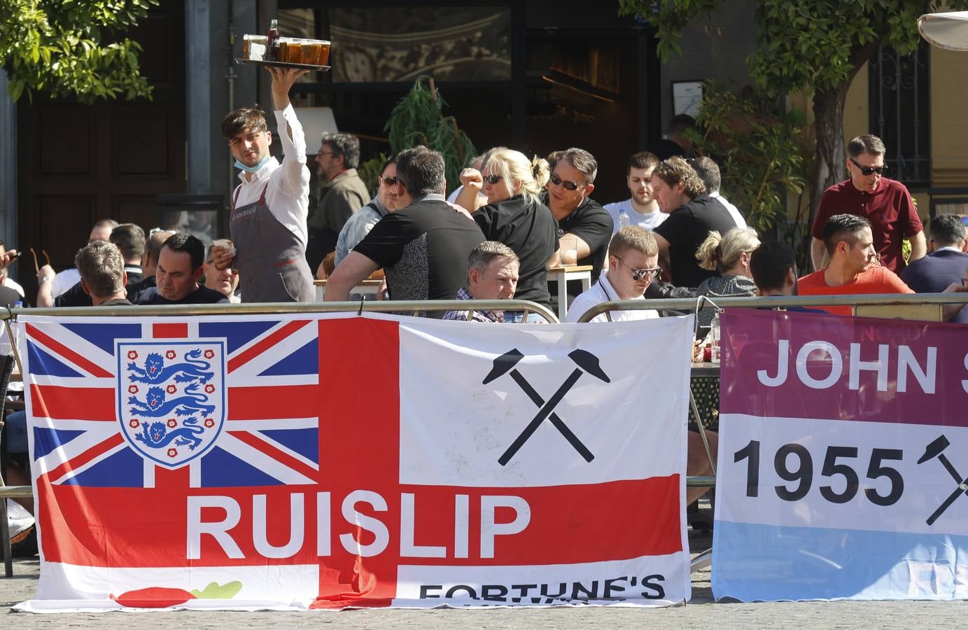 Aficionados del equipo inglés del West Ham llenan los bares de Sevilla. MANUEL GÓMEZ