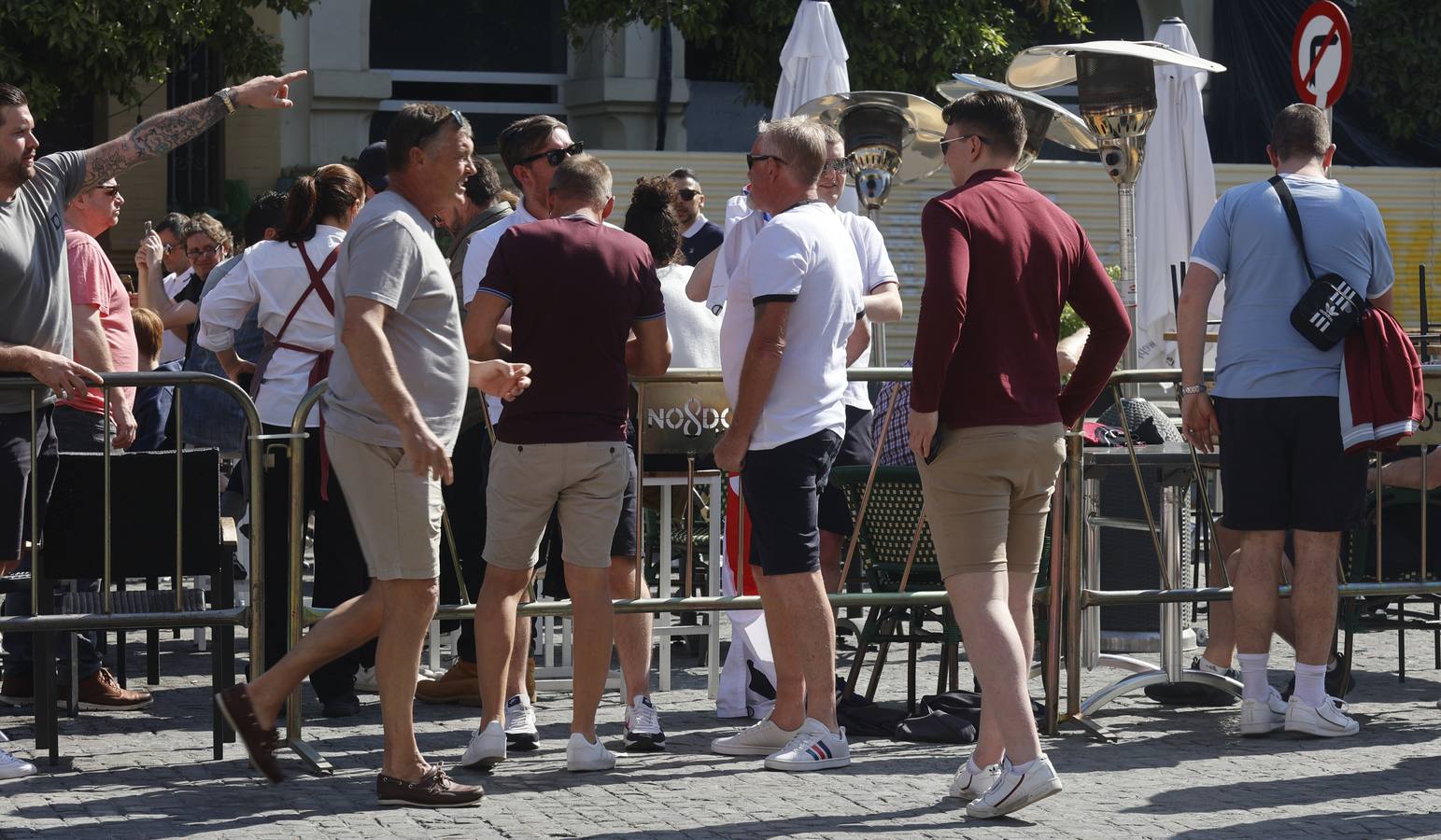 Aficionados del equipo inglés del West Ham llenan los bares de Sevilla. MANUEL GÓMEZ