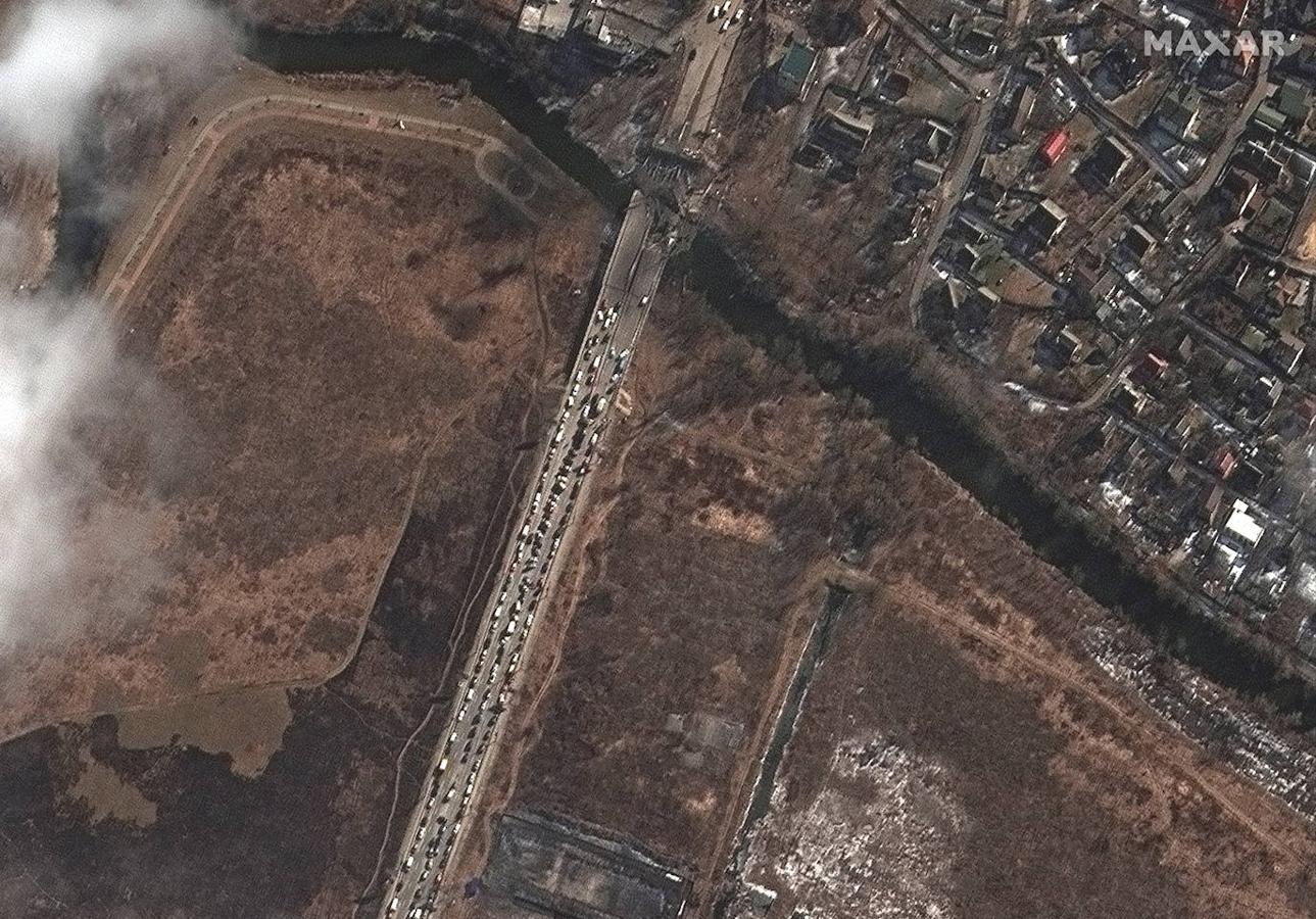 Imagen por satélite de un puente de Irpin destruido por los ataques y que impide la salida de los ciudadanos. 